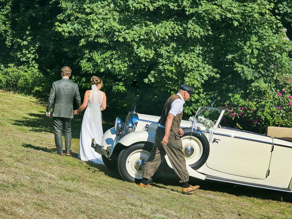 freie trauung forsthaus wingst brautpaar auto 1024x768 - Hochzeiten